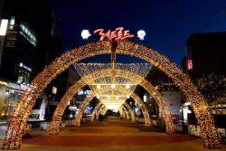 BTS 공연 이후 어디?…마포, 별빛 터널 밝히고 "WELCOME TO 레드로드"