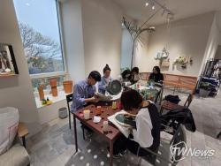 [TW포토] 제주 오름 워크숍…바느질로 담는 풍경