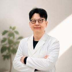 노인 임플란트, 사후 관리까지 함께 고려해야