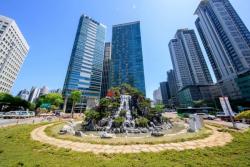 마포의 관문이 달라졌다…공덕오거리 교통섬 폭포 탄생