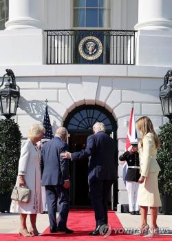 트럼프, 찰스3세 안내하며 어깨 톡톡…또 英 왕실 결례 논란