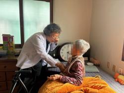 논산 100세 행복과 아픈 몸 이끌고 병원 안가도 된다”집으로 찾아가는 방문진료 호응.김현장외과의원 의료진(의사·간호사)과 사회복지사로 구성된 다학제팀 직접 가정 방문해 진료, 처방