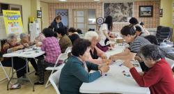 계룡시 엄사면평생학습센터, 어버이날 ‘카네이션 나눔’ 실천