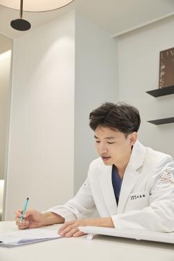 속눈썹이 눈 찌르는 안검내반, 각막 손상 주의