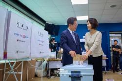 이재명 대통령 부부, 지방선거 사전투표 참여… “민주주의는 국민의 한 표로 완성”