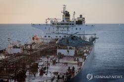 영국, 러시아 그림자 함대·군 GRU 장교 등 70건 신규 제재 폭탄
