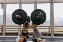 헤드락 걸며 사랑에 빠진다고?… Z세대 '진정성 연애'의 심리학