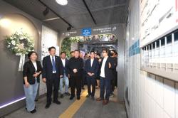 침침한 지하보도의 변신…안양시, ‘일번가 아래 갤러리’ 개관