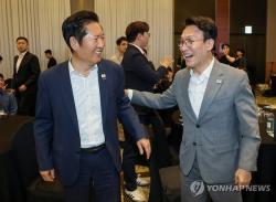 유시민 재건축론 파장…鄭 "민주진영 통합"·金 "외연확장 노력"