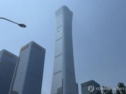 베이징 초고층 빌딩 경비행기 충돌 파장… 중국 당국, 응급구조 제외한 전국 비필수 항공 활동 전면 중단 조치