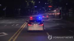 도로에 쓰러진 60대, 구조하러 온 경찰 순찰차에 치여 사망(종합)