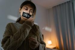 "오랫동안 침묵했다" 지나, 10년 만에 꺼낸 말…왜 우리는 그때 침묵했을까?