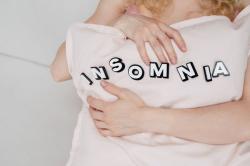 "잠 좀 자야 하는데…" 매일 밤 침대에서 뒤척이는 당신, 뇌가 보내는 신호다