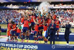 트럼프, 북중미 월드컵 우승 스페인에 트로피 시상… 관중 야유 속 무대 지켜