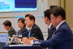 이재명 대통령, 순방 중 화상 수석보좌관회의 주재… 민생 안정 및 국정 기조 강조