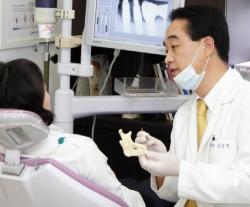 앞니 임플란트, 치조골 상태와 골형성 계획 확인해야