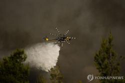 그리스 초대형 산불 아테네 턱밑 위협… 진화 헬기 충돌 등 순직 잇따라