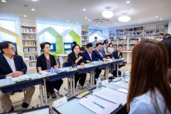 한성숙 총리, 방학 중에도 중단 없는 초등 돌봄 현장 점검
