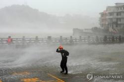 태풍 '돌핀' 中 동부 강타… 상하이 역대급 폭우·항공편 무더기 결항