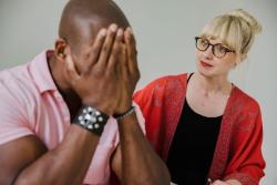 "덤벨 들 거 아니면 쳐다보지마"…새벽 2시 헬스장까지 쫓아오는 팬, 이건 사랑일까 집착일까
