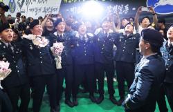 임관의 기쁨 나누는 신임 특전부사관들