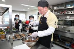 마포구, 전국 최초 `반찬공장 기반 어르신밥상, 경로당급식`으로 확대