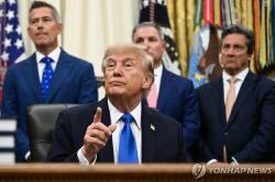 트럼프 "대이란 공습 단기전 마무리"…추가 타격 가능성 상존