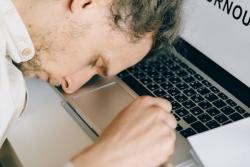 퇴근해도 '또' 일합니다…월급만으로 불안한 직장인의 진짜 심리