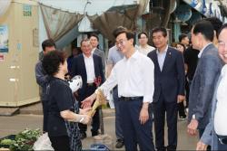 추석 앞둔 부산새벽시장…전재수 시장 민생 현장 점검