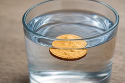 물속 동전이 얕아 보이는 건 빛의 굴절 때문