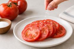 “토마토가 밍밍하다면”… 소금이 맛의 균형 바꿀 수 있다