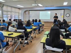 계룡 엄사중학교, “꿈이 없어도 괜찮아”  -김영광 작가 초청 진로 특강 개최  -학생들에게 전하는 자아 탐색의 중요성과 따뜻한 위로의 메시지