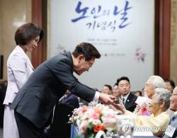 노인의 날 맞아 100세 어르신 2천여명에 장수 기원 지팡이 선물
