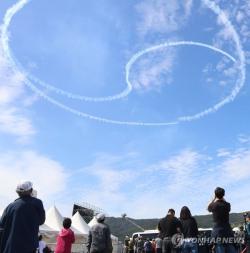 [현장] "하늘에 태극문양이!"…계룡 군문화축제 첫날 발길 이어져,장병 건강 관리 스마트 병영생활관서 "이런 시설이라면 군대 보내도 될듯" 감탄