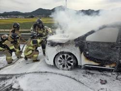 논산시 가야곡면 호남고속도로 상행선 달리던 승용차 화재…50대 운전자 경상