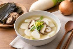 “고기 없이도 깊게…” 비건 떡국 육수는 채소·버섯 조합