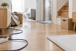 “이것부터 치워둘까?”…집 안 바닥 물건·전선 정리