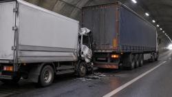 순천완주고속도로 터널 추돌…화물차 운전자 숨져