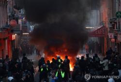 과격 폭동 사태로 최악 레임덕 마주한 마크롱