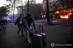 약탈과 방화에 얼룩진 프랑스… 상인·주민, 폭도·정부에 분통