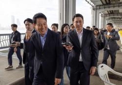 시민들에게 인사하는 오세훈 서울시장