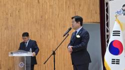 감사패 받은   백성현 시장에  감사패 수상을 축하한다는   황명선. 어휘 구사   놓고  두런 두런 ...