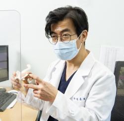 넘어지며 손으로 짚었다면 주의…손목골절 수술 필요한 경우는?