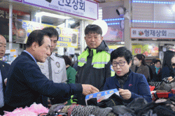 매달 마지막  금요장터 이용 캠페인 ,,.. 시장상인들 . ' 시장 활성화  됐다 "백성현 시장에   '함박웃음 "